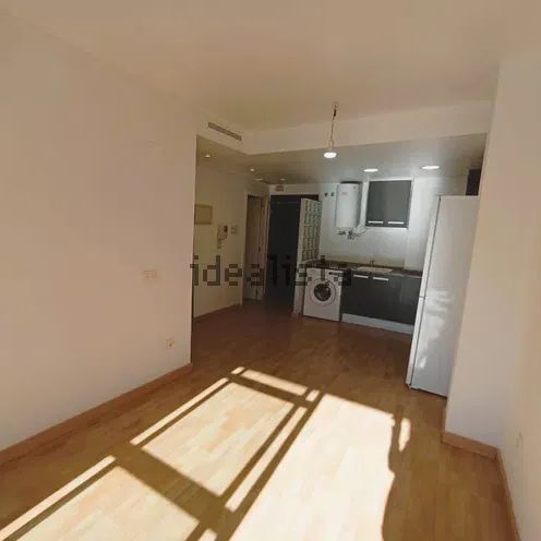 Alquiler de piso en Calle Urani - Photo 1