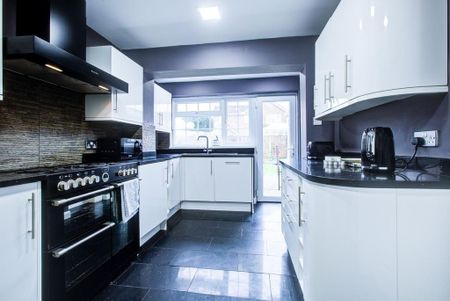 4 bedroom detached house to rent - Photo 3