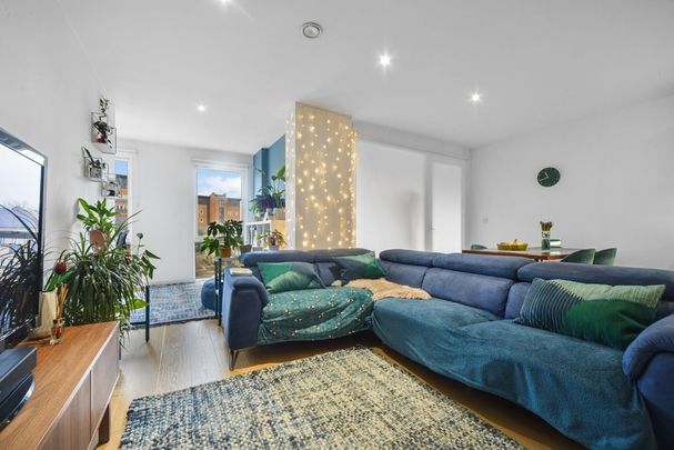 3 Bed Flat, Westferry Road, E14 - Photo 1