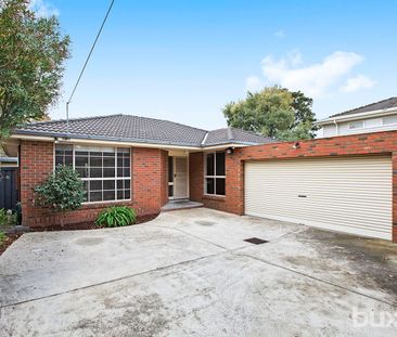 Immaculate three-bedroom home in a sought-after location - Photo 2