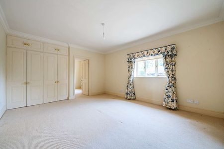 A charming thatched barn conversion in Wherwell. - Photo 2