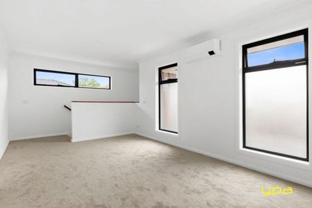 Brand New Charming Family Home in Notting Hill - Photo 2