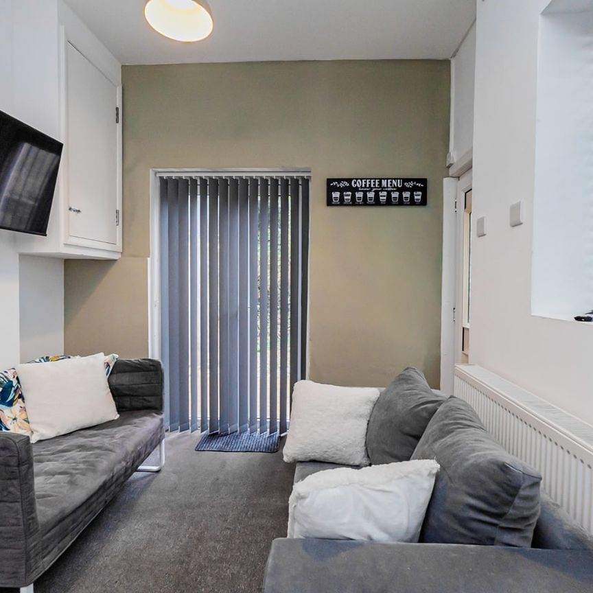 Room in a Shared House, Brading Road, BN2 - Photo 1