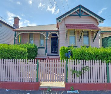 SPACIOUS 4 BEDROOM FAMILY HOME IN A POPULAR LOCATION - REAR PARKING... - Photo 1