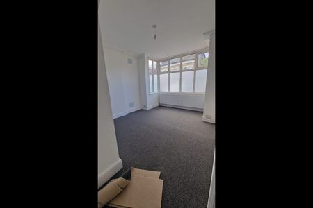 3 Bed Flat, Havelock Road, CR0 - Photo 2