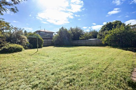 Charming three-bedroom home. - Photo 2