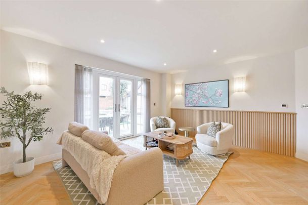 A well-presented four-bedroom detached family home with versatile living space, landscaped garden and garage in Rotherfield Greys. - Photo 1