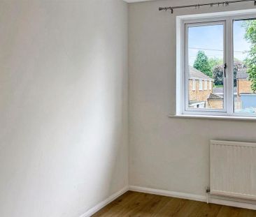 3 bedroom end of terrace house to rent - Photo 2