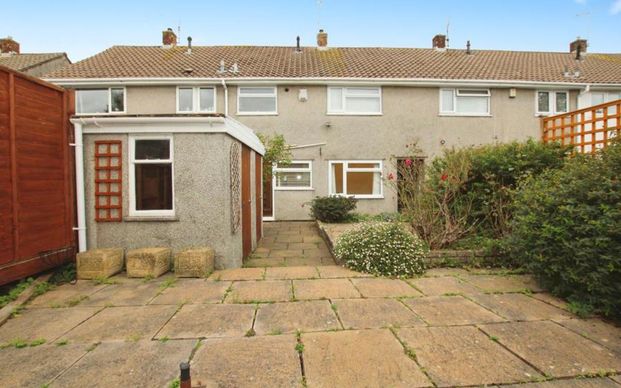 A well-presented and spacious three-bedroom family home is situated on the popular Bindon Drive in Brentry. - Photo 1