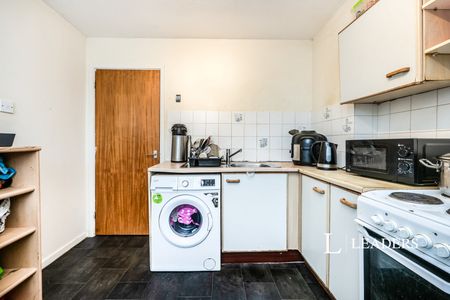 2 bedroom maisonette to rent Twitchen Lane, Furzton, Milton Keynes, Buckinghamshire, MK4 - Photo 3