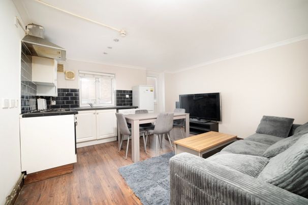 2 Bed Flat, Commercial Road, E1 - Photo 1