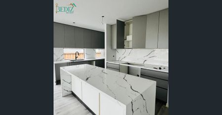 Spacious & Modern 4-Bedroom Family Home in Wollert !!! - Photo 3