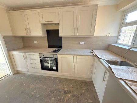 3 bedroom semi-detached house to rent - Photo 5