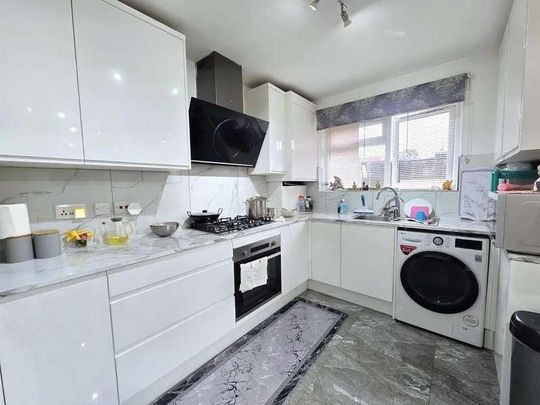 Hayes, UB3 - Photo 1