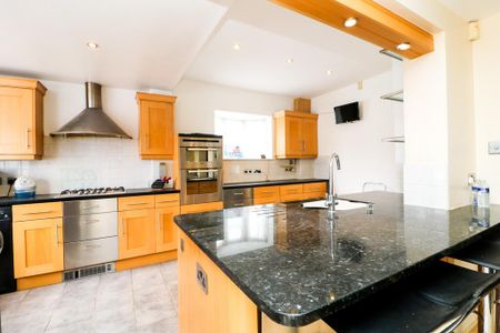 4 bedroom semi-detached house to rent - Photo 5