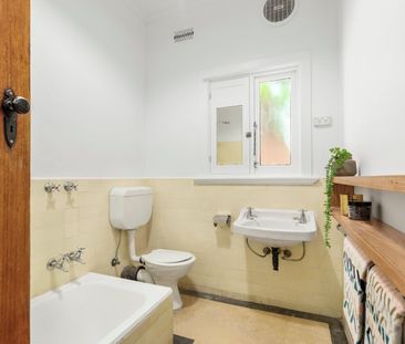 Art Deco Elegance in a Lifestyle Setting - Photo 5