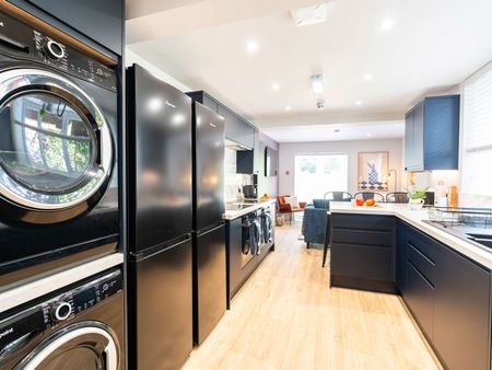 Luxury 6-bedroom, all en-suite Student House! - Photo 2