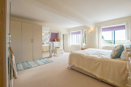 A rare waterfront residence with unrivalled harbour views became available to let on long term basis - Photo 4