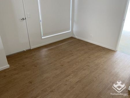 3 BEDROOM TOWNHOUSE - Double Garage, Air Cons, Pets Welcome - Photo 2