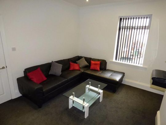 6 bedroom semi-detached house to rent - Photo 1