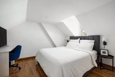 Charming sanctuary in unbeatable position - Photo 3