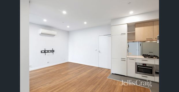 Stylish Northcote Apartment – Prime Location - Photo 1