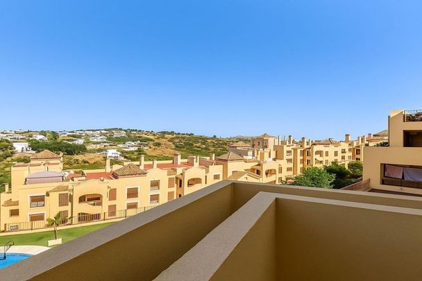 3 room luxury Flat for rent in Estepona, Andalusia - Photo 1