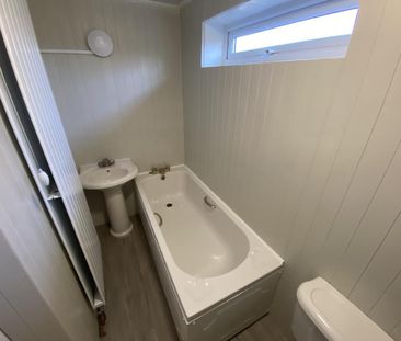 3 bedroom end of terrace house to rent - Photo 2