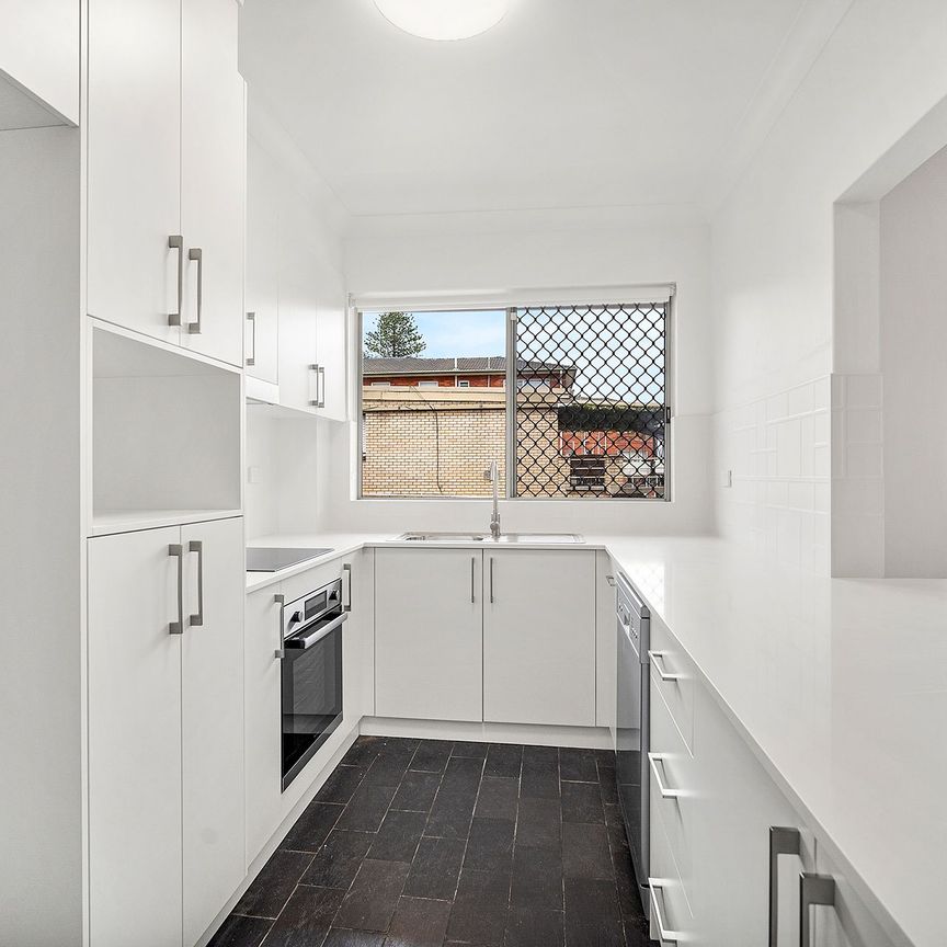 Newly Renovated Two-Bedroom Apartment in Prime Coastal Location - Photo 1