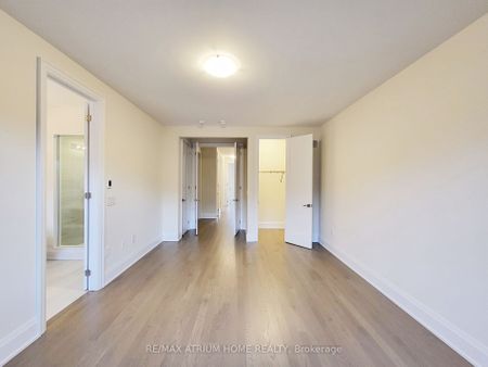 Townhouse For Lease | N8132794 - Photo 5