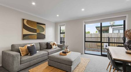 3 Bedroom 3 Bathroom in sought after Hamilton East - pets allowed. - Photo 3