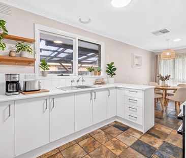 $470 PW - LARGE BLOCK - 3 BEDROOMS - Photo 5
