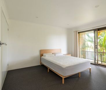 Contemporary Three Bedroom Townhouse With Elevated Outlook - Photo 2