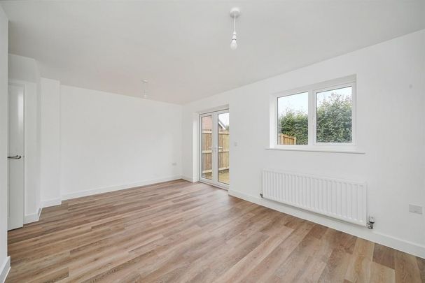 4 bedroom semi-detached house to rent - Photo 1