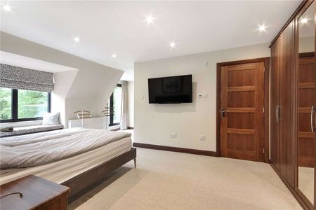 An impressive detached family home situated within an AONB and Green Belt. - Photo 4