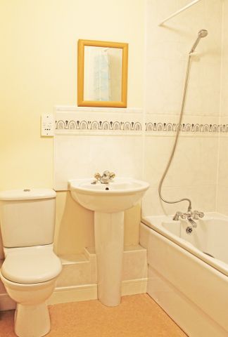 2 bedroom Two Bedroom Ground Floor Apartment to rent - Photo 5