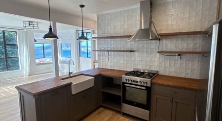 "Stylish 2-Bedroom Apartment in Kaiwharawhara – Id - Photo 3