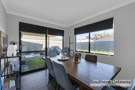 Modern Family Home - Photo 4