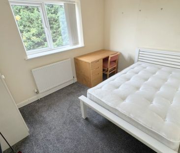 8 Bedroom Semi-Detached House - Photo 4