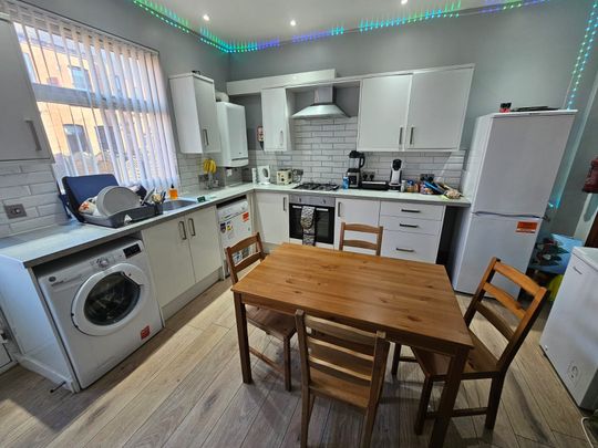 3 Bed - 32 Hessle Terrace, Hyde Park, Leeds - LS6 1EQ - Student - Photo 1