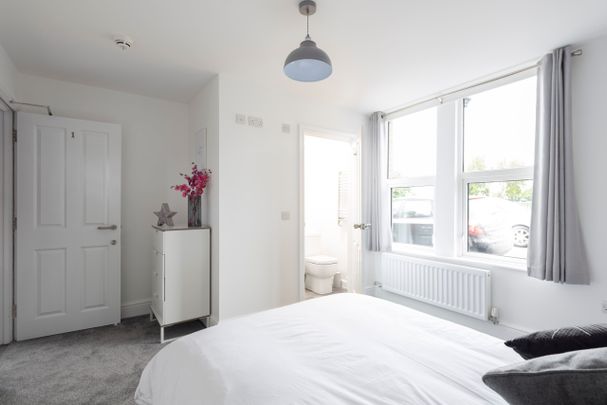 Mordern En-suite near amazon & key employers - Photo 1