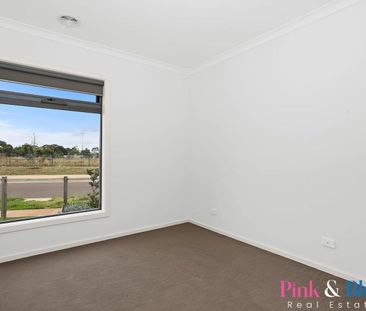 3 Bedroom Modern & Stunning Family Home for Rent! Walking distance ... - Photo 2