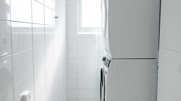 Om bostaden - Välkommen till en nyrenoverad lägenhet på Sloalyckan. Lägenheten är utrustad med moderna vitvaror såsom diskmaskin, tvättmaskin och torktumlare. Köket är renoverat i en öppen planlösning med stilrena grå toner. Badrum och hall är renoverade och utrustade med ny inredning. Innerdörrar i sovrummet är bytta och samtliga rum är ommålade i vit kulör. Fiber finns indraget i lägenheten. I hyran ingår varmhyra, vilket omfattar uppvärmning och varmvatten. Även ett grundutbud av tv-kanaler samt sophantering ingår. Endast hushållsel tillkommer. Rökfritt boende gäller för alla kontrakt tecknade från och med 2025-01-01. - Foto 1