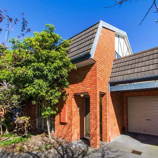 Spacious townhouse on a small block of 5! - Photo 1