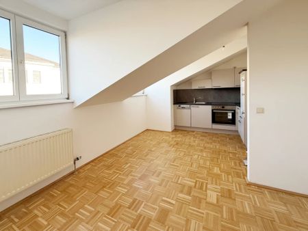 Sehr helle und gepflegte 2-Zimmer-Dachgeschosswohnung - Nähe Krankenhaus - Photo 4