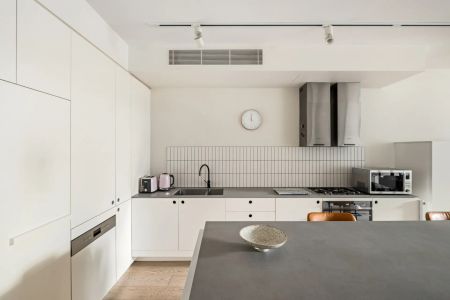 Part-furnished designer apartment opposite Waterloo oval - Photo 3