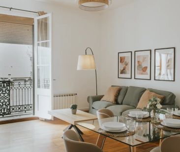 Room in a shared 4-bedroom apartment for rent in el Gòtic - Photo 2