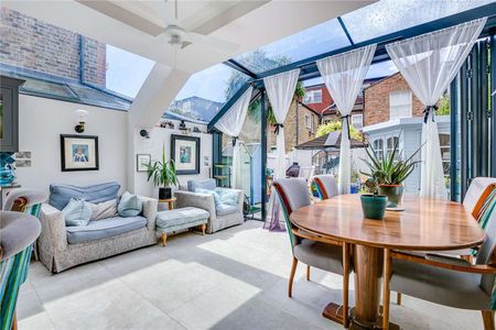 A stunning four bedroom house finished to a high specification - Photo 4