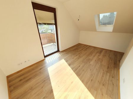 Exklusiv für betreutes Wohnen: Geförderte Altbauwohnung mit Balkon - Photo 4