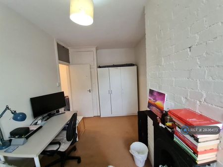 2 bedroom flat to rent - Photo 2